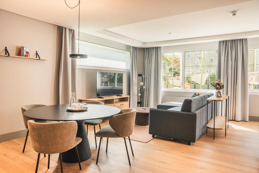 HOP Bliss Suite Wohnzimmer und Essbereich Interlaken Schweiz