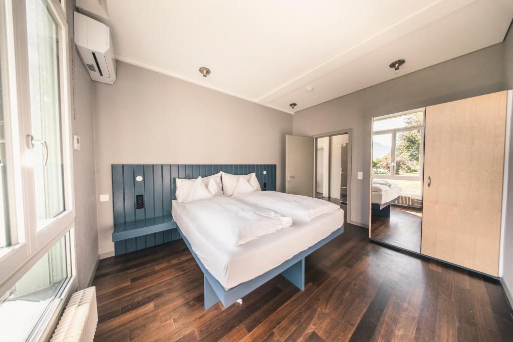 HOP Flow Suite E20 Hauptschlafzimmer Doppelbett Interlaken