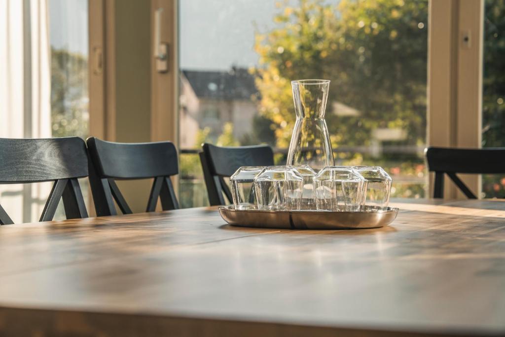 HOP Flow Suite Family Esstisch Detail Glaswaren Interlaken