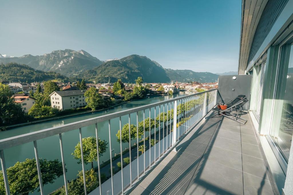 HOP Loft Suite 580 Balkon Aare Schweizer Alpen Interlaken