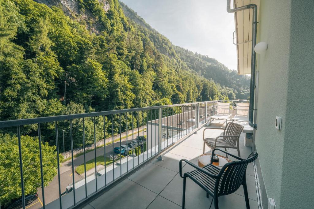 HOP Loft Suite 580 Balkon Gruener Bergblick Interlaken