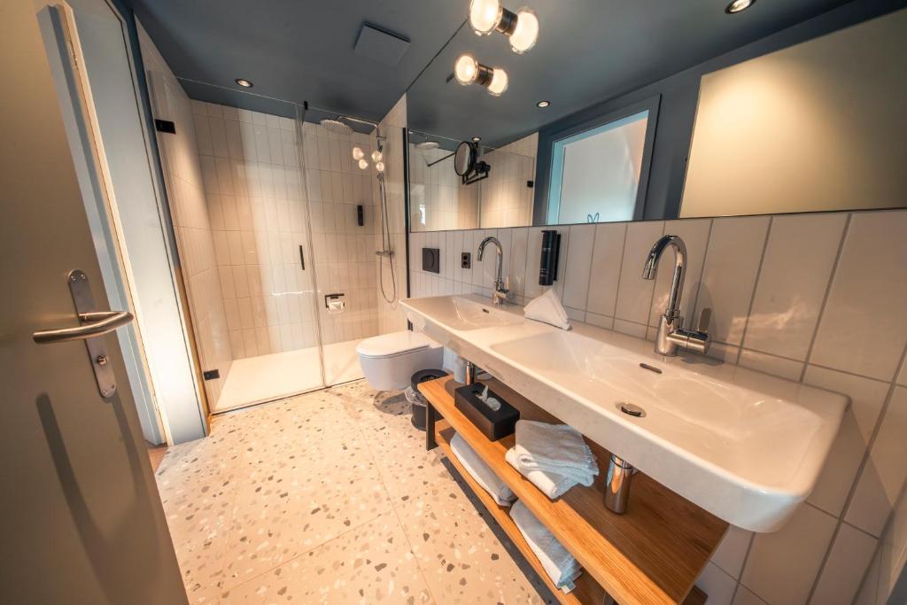 HOP Loft Suite 580 Badezimmer Doppelwaschbecken Regendusche Interlaken