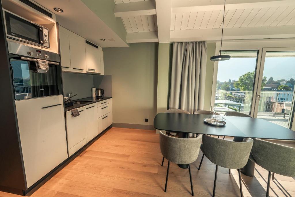 HOP Loft Suite 580 Kueche Esstisch Interlaken