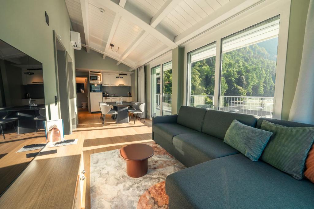 HOP Loft Suite 580 Wohnzimmer Bergblick Interlaken Schweiz