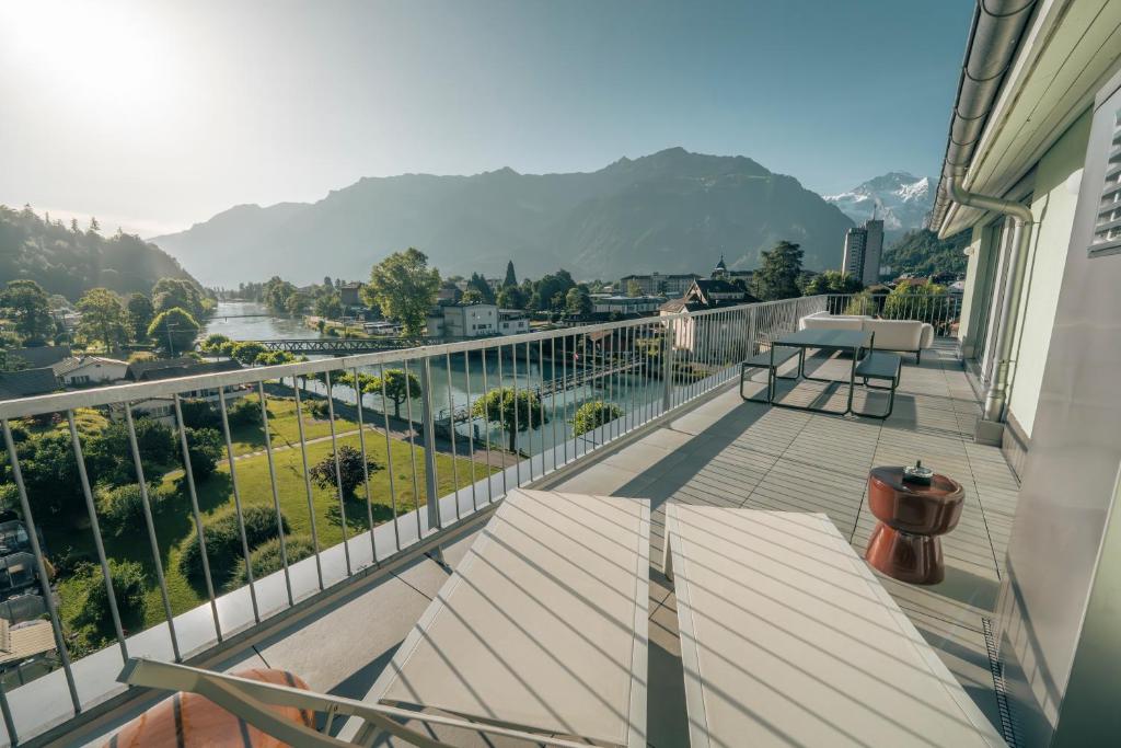 HOP Loft Suite 580 Terrasse Aare Fluss Bergpanorama Interlaken
