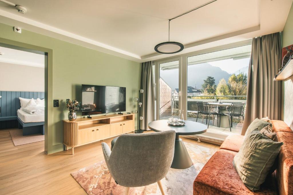 HOP Luxe 150 Wohnzimmer TV Sofa Balkon Interlaken