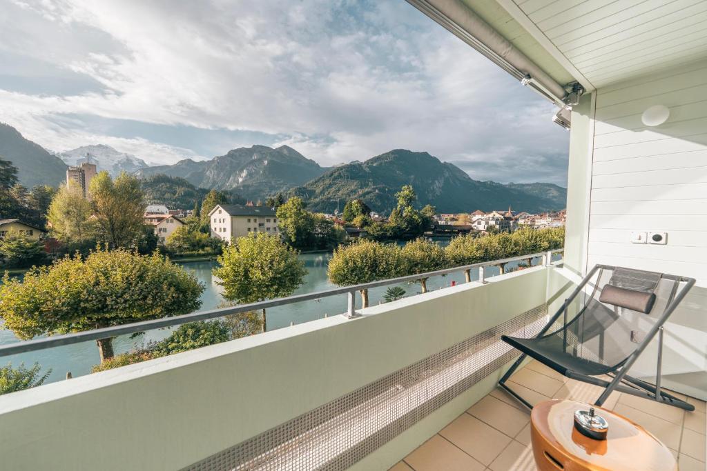 HOP Luxe 250 Balkon Aare Fluss Bergpanorama Interlaken