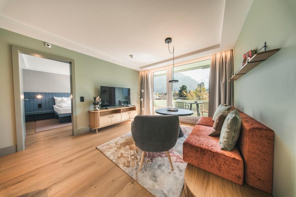 HOP Luxe 350 Wohnzimmer Sofa TV Balkon Bergblick Interlaken