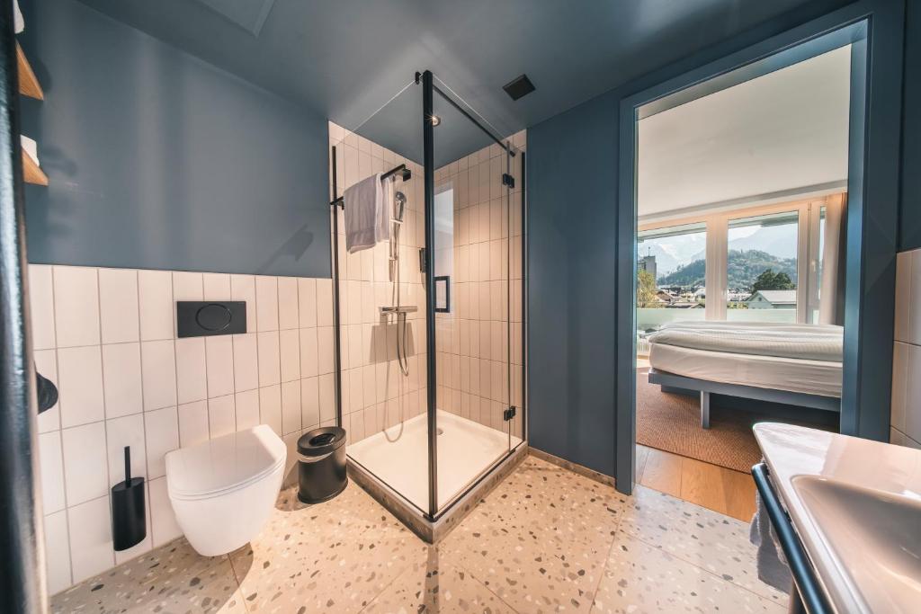 HOP Luxe 350 Zweites Badezimmer Dusche Schlafzimmerblick Interlaken