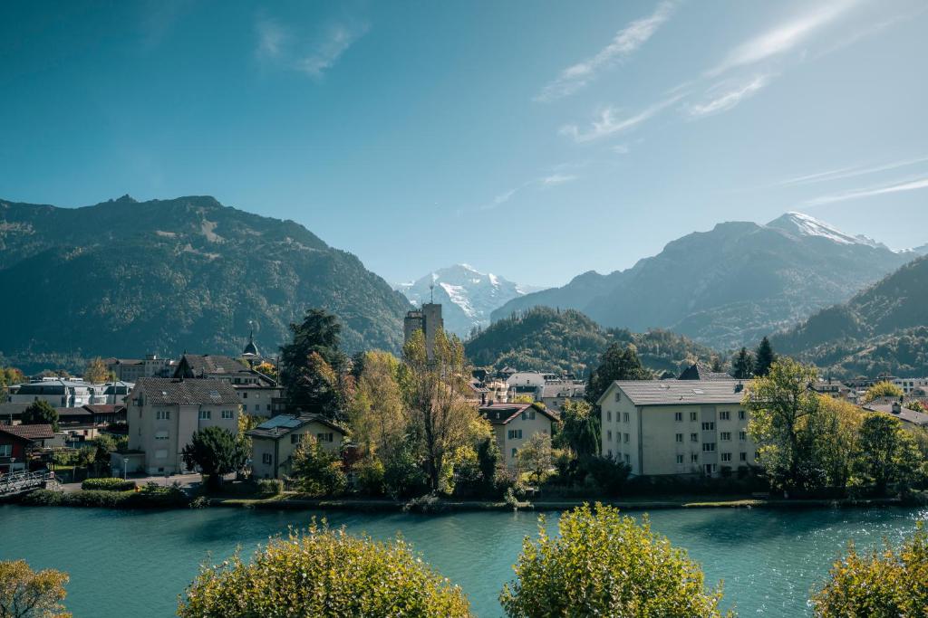 HOP Luxe 350 Aussicht Aare Fluss Unterseen Jungfrau Panorama Interlaken