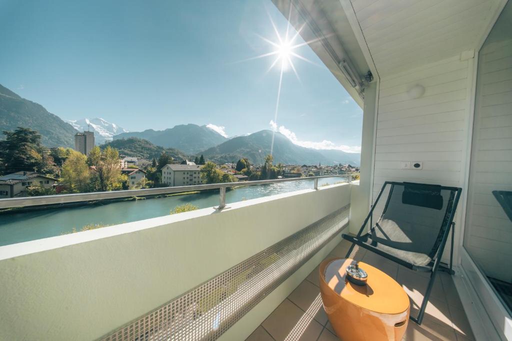 HOP Luxe 450 Balkon Aare Fluss Jungfrau Panorama Interlaken