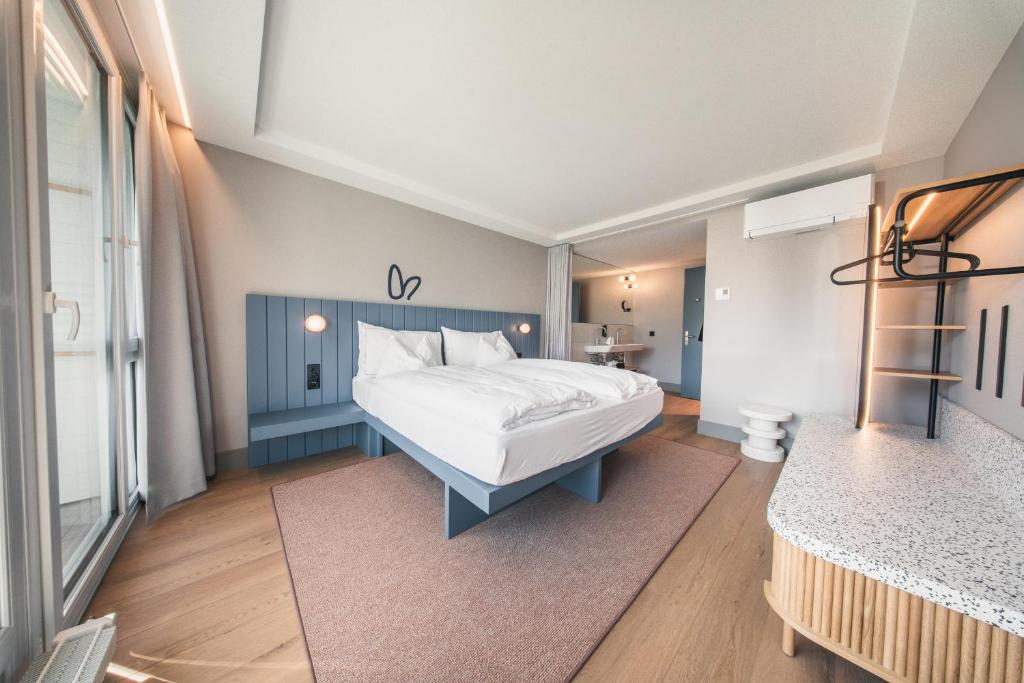 HOP Luxe 450 Hauptschlafzimmer Doppelbett HOP Design Interlaken