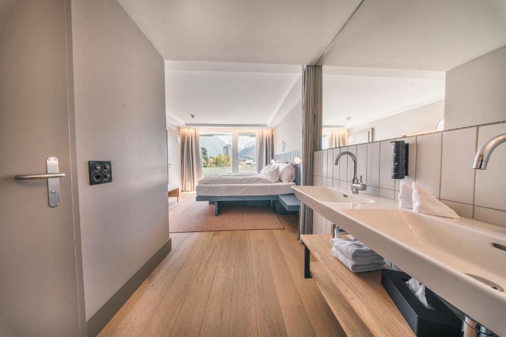 HOP Luxe 450 Uebersicht Schlafzimmer Badezimmer Bergblick Interlaken