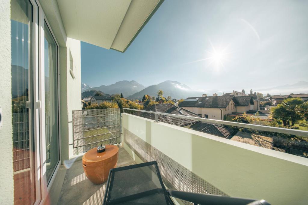 HOP Mate 140 Balkon Bergblick Interlaken