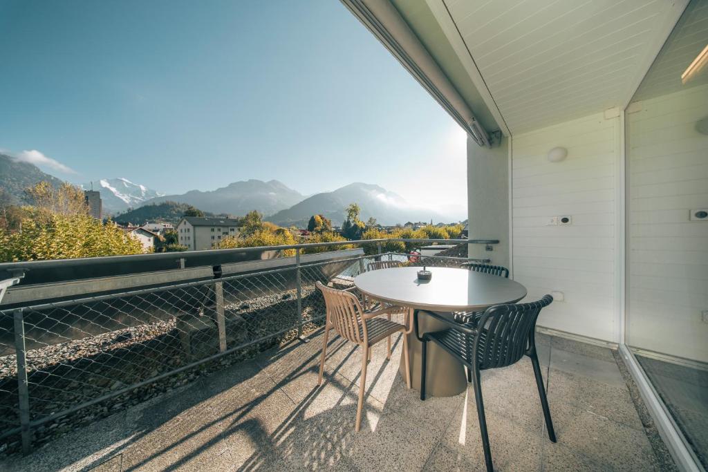 HOP Mate 140 Terrasse Bergpanorama Interlaken