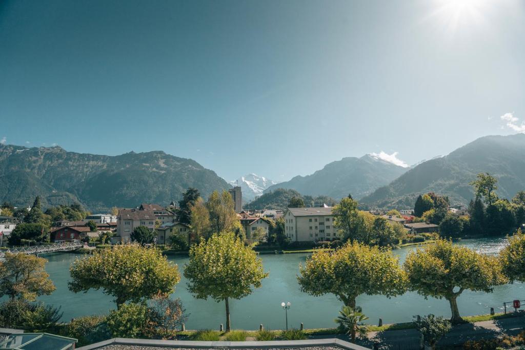 HOP Mate 240 Balkon Aare Fluss Bergblick Interlaken