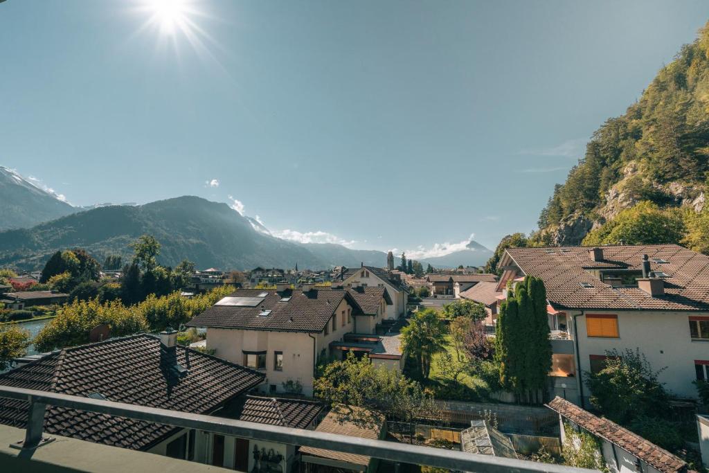 HOP Mate 240 Balkon Bergdorf Panorama Interlaken
