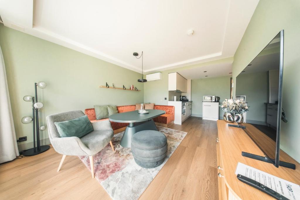 HOP Mate 240 Wohnzimmer Kueche TV Interlaken