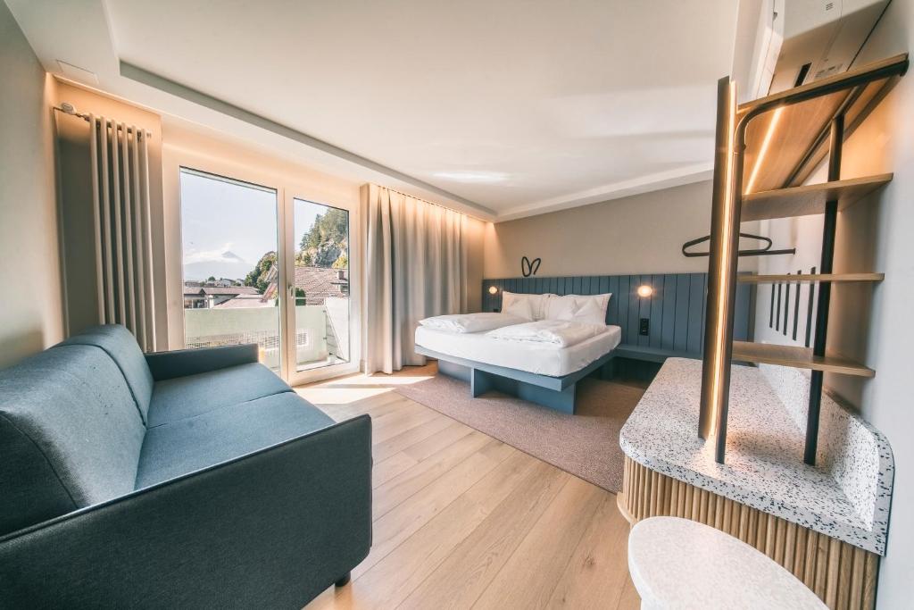 HOP Mate 240 Uebersicht Schlafzimmer Sofa Bergblick Interlaken