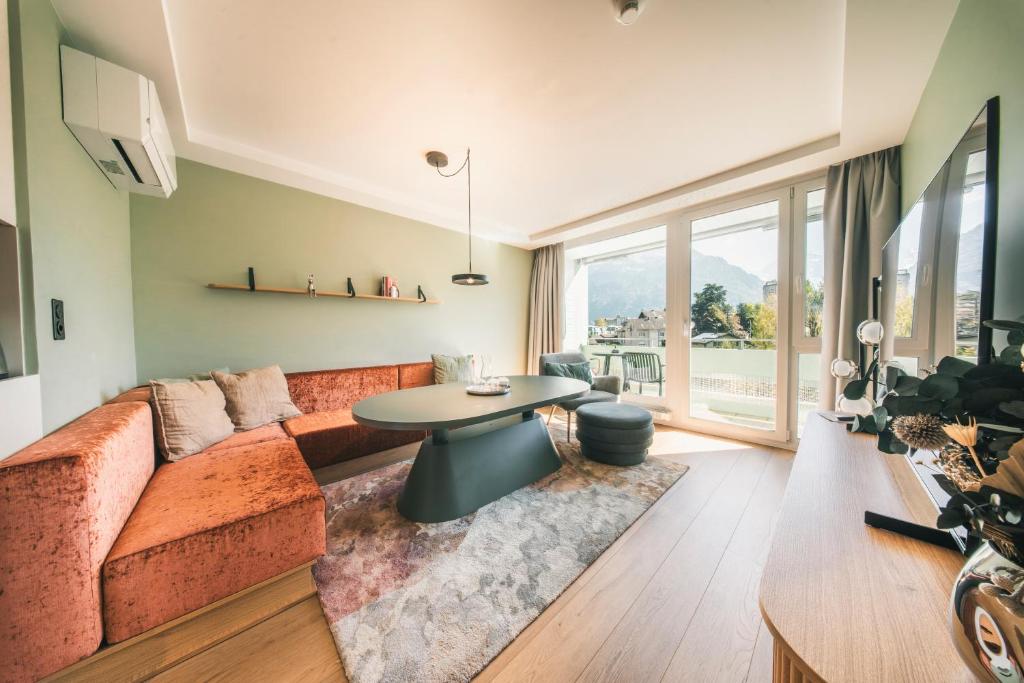 HOP Mate 260 Uebersicht Wohnzimmer Balkon Bergblick Interlaken