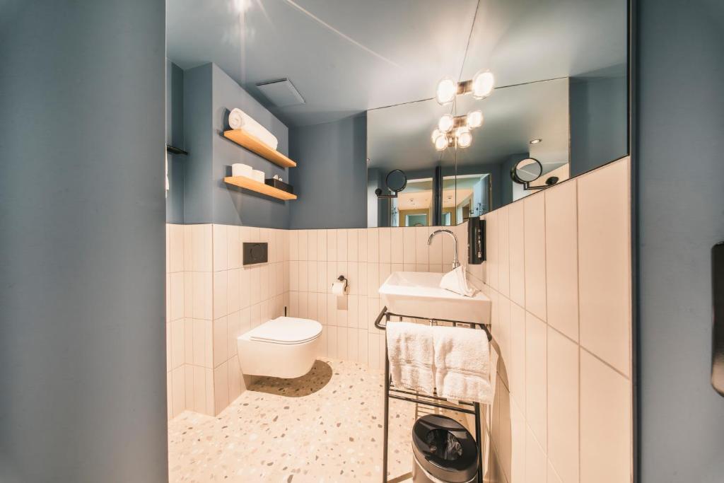 HOP Mate 260 Zweites Badezimmer WC Waschbecken Interlaken