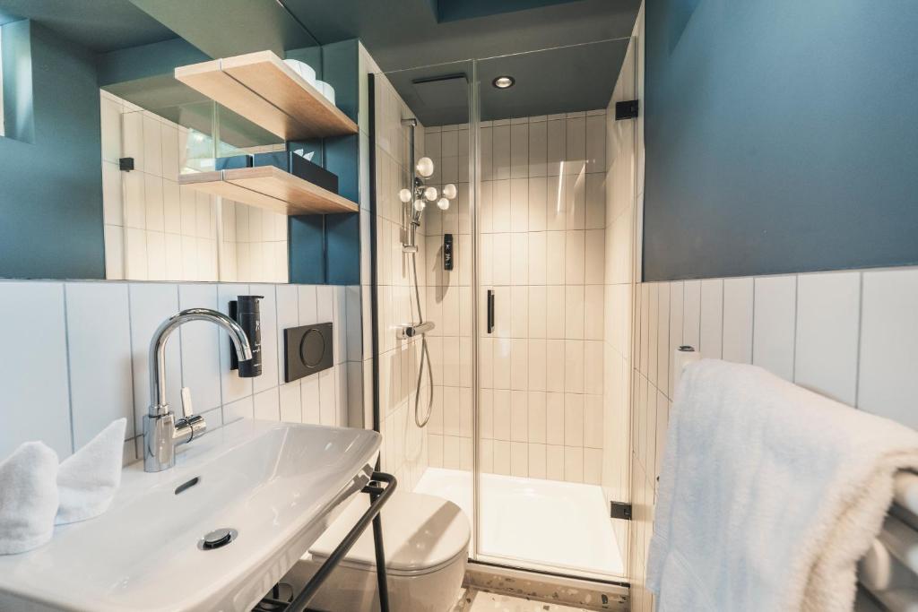 HOP Mate 340 Zweites Badezimmer Dusche Interlaken