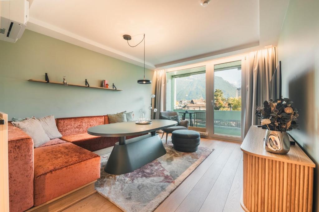 HOP Mate 360 Uebersicht Wohnzimmer Bergblick Interlaken