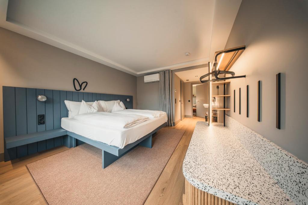 HOP Mate 440 Balkon Bergblick Interlaken