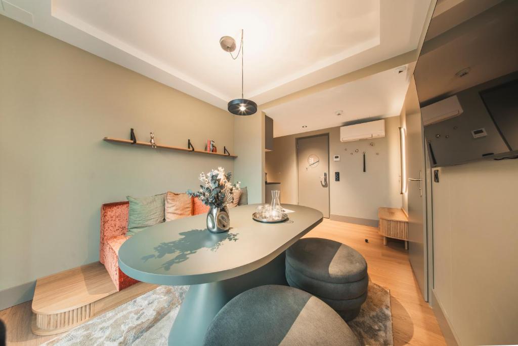 HOP Mate 440 Hauptschlafzimmer Sofa Balkon Interlaken