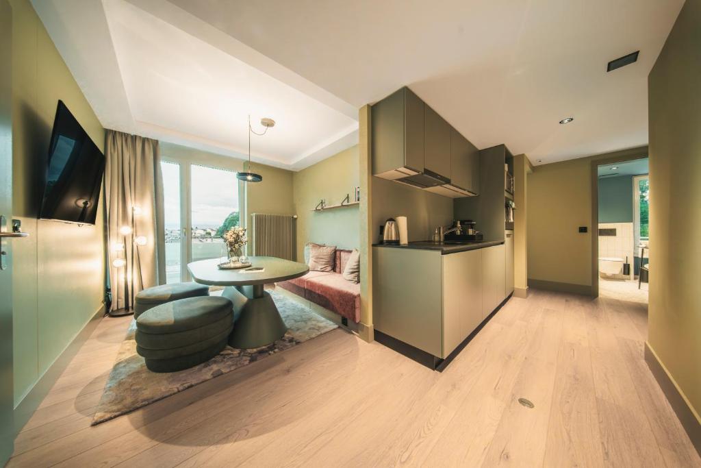 HOP Mate 440 Zweites Badezimmer Dusche Interlaken