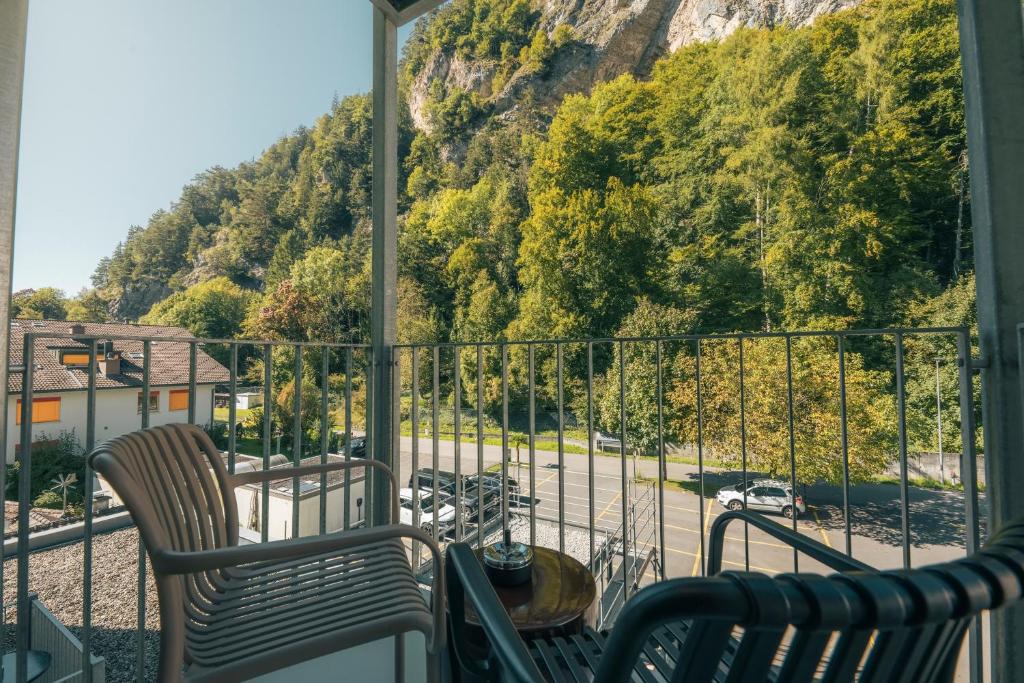 HOP Pure Studio 230 Balkon Bergfelsen Waldblick Interlaken