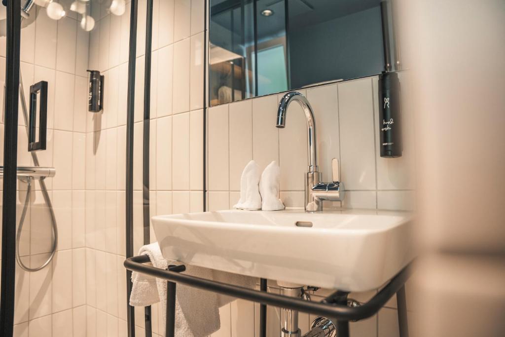 HOP Pure Studio 230 Badezimmer Waschbecken Spiegel Detail Interlaken