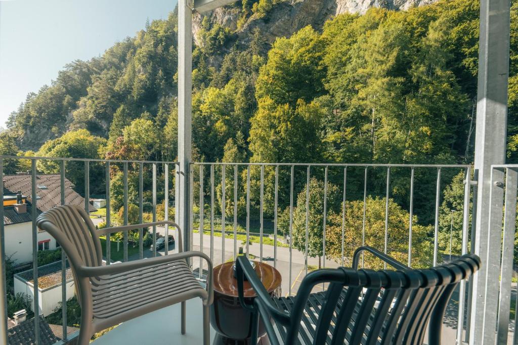 HOP Pure Studio 430 Balkon Bergfelsen Waldblick Interlaken