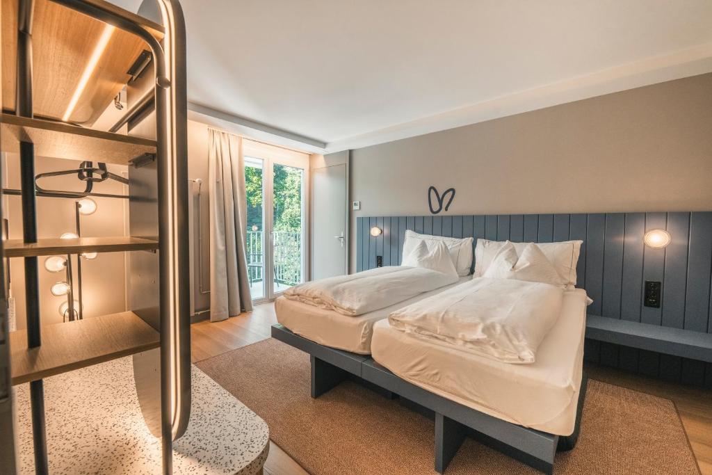 HOP Pure Studio 430 Schlafzimmer Doppelbett Balkon Naturblick Interlaken