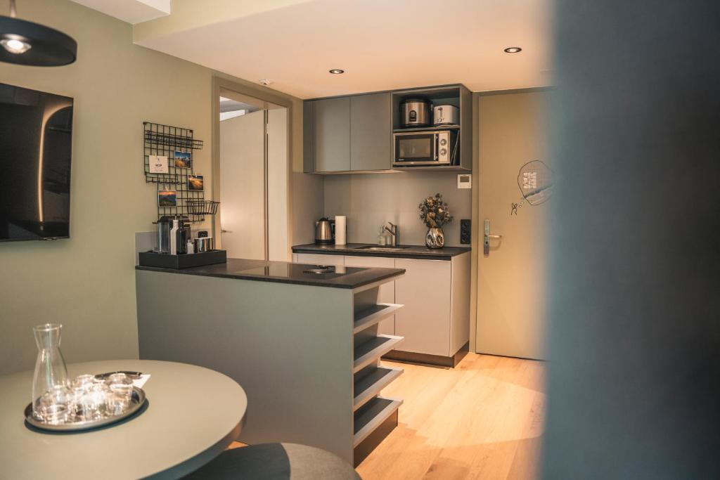 HOP Pure Studio 430 Kueche Voll ausgestattet Eingang Interlaken